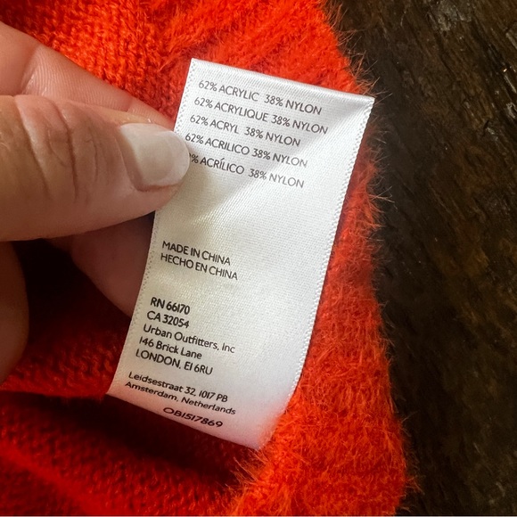 NWOT Fuzzy Vest Urban Outfitters - Picture 7 of 9